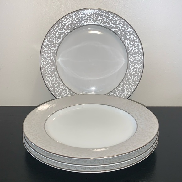 Lot of 4 Mikasa Parchment Dinner plates. Made in Thailand. - Picture 2 of 5